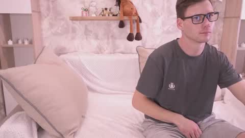 Snapshot of fluffy_hat chatting on December 2025 08:24:02 PM Fluffy and Krut online show from December 2025 08:24:02 PM