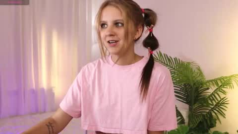 Snapshot of fluffy_waffles chatting on September 2025 11:43:01 AM LilLisa online show from September 2025 11:43:01 AM