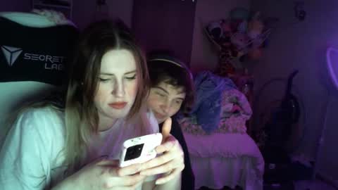 Snapshot of fluxsux chatting on December 2025 02:25:01 PM Flux online show from December 2025 02:25:01 PM