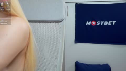 Snapshot of foxeslovefoxes chatting on December 2024 03:58:01 PM CUSTOM PHOTOS AND VIDEOS -  online show from December 2024 03:58:01 PM