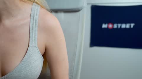 Snapshot of foxeslovefoxes chatting on January 2025 06:20:01 PM CUSTOM PHOTOS AND VIDEOS -  online show from January 2025 06:20:01 PM