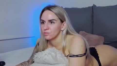 Snapshot of foxy_kimmi chatting on November 2025 07:00:02 AM Foxy Kimmi online show from November 2025 07:00:02 AM