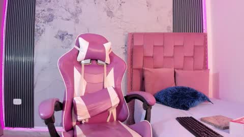 Laura online show from November 2025 07:45:02 PM