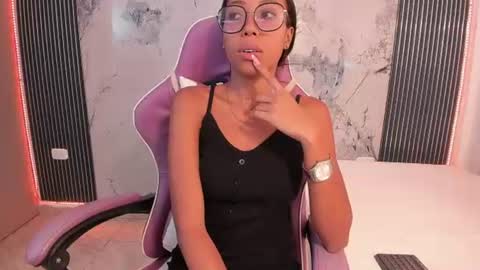 Snapshot of francis_leams chatting on June 2026 07:35:02 PM Laura online show from June 2026 07:35:02 PM