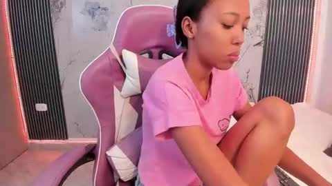 Snapshot of francis_leams chatting on June 2026 07:17:01 PM Laura online show from June 2026 07:17:01 PM