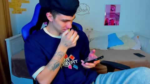 Snapshot of frank_mooree chatting on February 2025 04:54:01 AM Frank online show from February 2025 04:54:01 AM