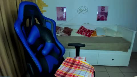 Snapshot of frank_mooree chatting on December 2025 04:40:02 AM Frank online show from December 2025 04:40:02 AM