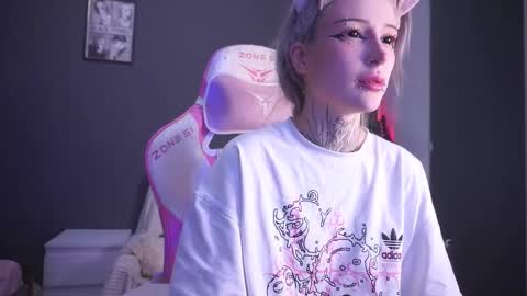 Snapshot of fraulein_mooon chatting on January 2026 08:22:02 PM Asya UwU online show from January 2026 08:22:02 PM