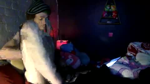 Snapshot of freaktwink420 chatting on September 2025 10:06:02 AM Squirrel twink online show from September 2025 10:06:02 AM