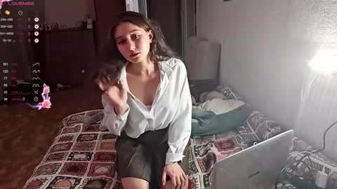 Mia online show from November 2025 01:34:01 PM