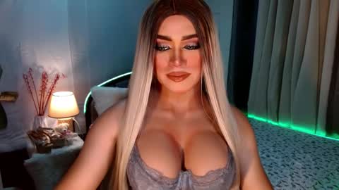 Snapshot of freya_lovestocum chatting on October 2025 12:30:02 AM Miss Frea  online show from October 2025 12:30:02 AM