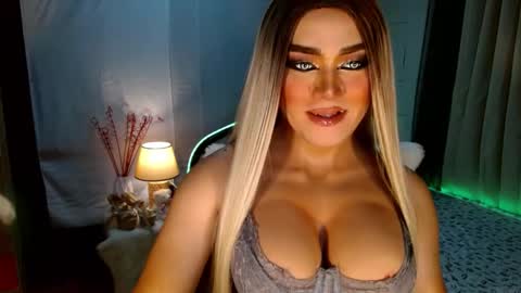 Snapshot of freya_lovestocum chatting on October 2025 01:17:02 AM Miss Frea  online show from October 2025 01:17:02 AM
