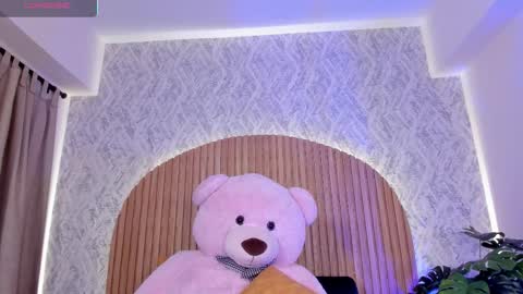 Kendal  online show from November 2025 05:23:01 PM