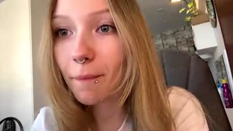 Snapshot of gertrudeuran chatting on June 2026 05:21:02 AM Sophie online show from June 2026 05:21:02 AM