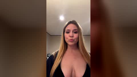 Snapshot of get2thepoin695 chatting on December 2025 04:24:01 PM get2thepoin695 online show from December 2025 04:24:01 PM