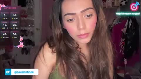 Snapshot of giaavalentinee chatting on November 2025 01:05:02 AM Gia online show from November 2025 01:05:02 AM