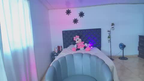 Snapshot of giannaroberts chatting on November 2025 04:18:01 PM Giana Roberts online show from November 2025 04:18:01 PM