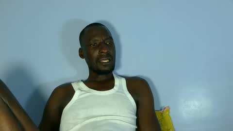 Snapshot of giant_couple chatting on May 2026 02:03:01 PM giant_couple online show from May 2026 02:03:01 PM