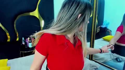 GiaRoussel online show from November 2025 04:40:01 PM