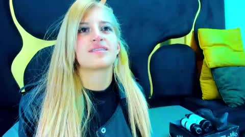 GiaRoussel online show from December 2025 03:19:01 PM