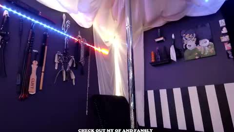 Giggles online show from November 2025 07:48:02 PM