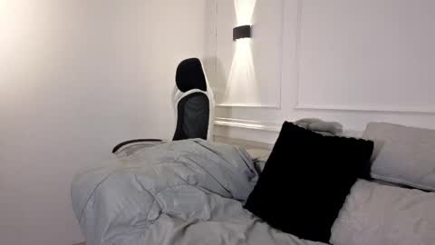 Giigii Hadid  online show from May 2026 07:51:01 PM