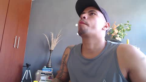 Snapshot of girge23 chatting on January 2025 03:46:02 PM piggy boy online show from January 2025 03:46:02 PM