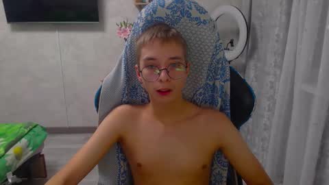 Snapshot of glasses_cat chatting on March 2026 06:26:01 PM Eugene and Damian online show from March 2026 06:26:01 PM