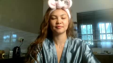 glitter_dolly online show from October 2025 08:11:02 AM