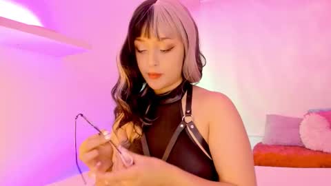 Mimi online show from November 2025 06:51:01 PM