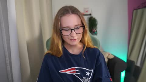 Snapshot of glossy_babe_ chatting on February 2026 09:02:01 AM Monica online show from February 2026 09:02:01 AM