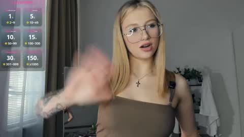 Snapshot of glossybabe_ chatting on April 2026 08:06:01 AM Cherry online show from April 2026 08:06:01 AM