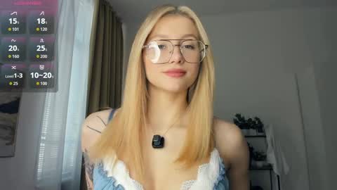Snapshot of glossybabe_ chatting on April 2026 08:01:02 AM Cherry online show from April 2026 08:01:02 AM