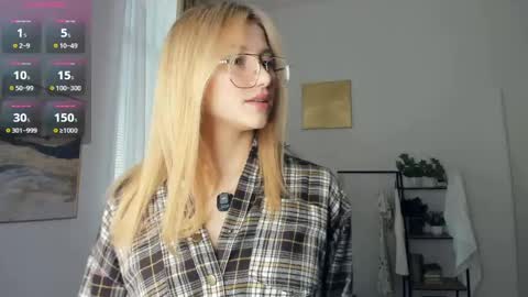 Snapshot of glossybabe_ chatting on May 2026 07:57:02 AM Cherry online show from May 2026 07:57:02 AM
