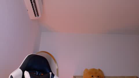 Snapshot of goddess_ariluz chatting on July 2026 12:29:02 AM Ariluz online show from July 2026 12:29:02 AM