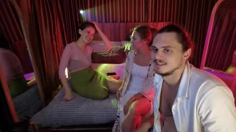 Snapshot of goddess_marylin chatting on November 2025 03:17:01 AM 330 UTC2 girls online show from November 2025 03:17:01 AM