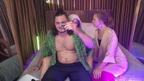 Snapshot of goddess_marylin chatting on November 2025 03:16:02 AM 330 UTC2 girls online show from November 2025 03:16:02 AM