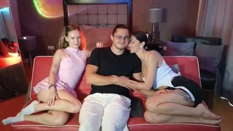 Snapshot of goddess_marylin chatting on December 2025 04:51:01 AM 330 UTC2 girls online show from December 2025 04:51:01 AM