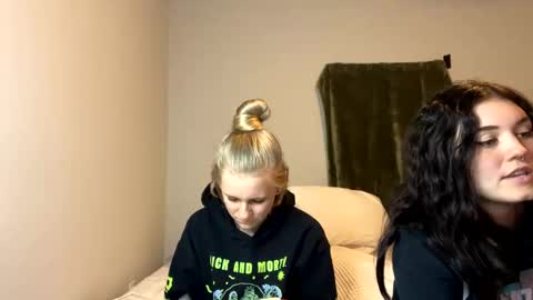 Snapshot of goddessfeyaa chatting on December 2024 11:39:01 PM feyaa22 online show from December 2024 11:39:01 PM