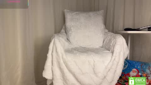 Snapshot of gold_starling chatting on December 2025 06:04:02 PM Bianca online show from December 2025 06:04:02 PM