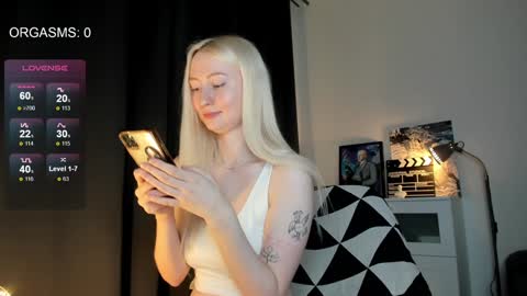 Snapshot of goodg_oddamn chatting on December 2024 08:18:02 PM SOPHIE online show from December 2024 08:18:02 PM