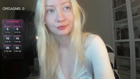 Snapshot of goodg_oddamn chatting on September 2025 04:16:01 AM SOPHIE online show from September 2025 04:16:01 AM