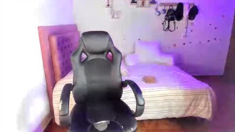 Snapshot of guinivere_blake chatting on June 2026 01:18:02 AM Hello Im Julieta Im 25 years old welcome to my room have fun and be happy. online show from June 2026 01:18:02 AM