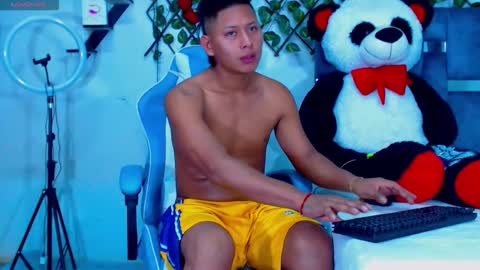 Snapshot of gurxxxt chatting on November 2025 04:40:02 PM Hakim online show from November 2025 04:40:02 PM