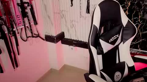 Miss online show from November 2025 04:06:01 PM