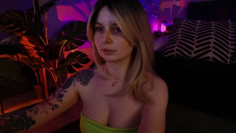 Snapshot of gwenhilton chatting on January 2025 06:01:02 AM gwenhilton online show from January 2025 06:01:02 AM