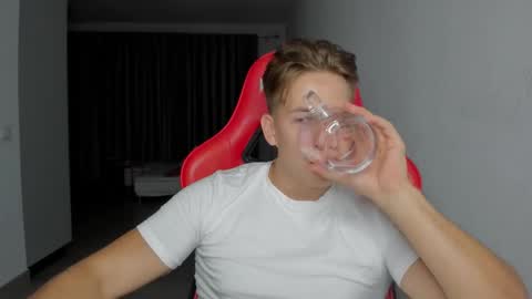 Oliver online show from October 2025 08:41:02 PM