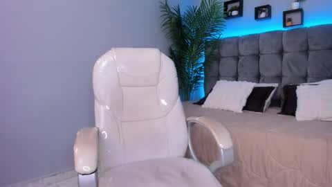 hailey_bieber_ online show from February 2026 06:37:01 PM