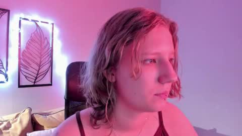 Snapshot of haileyfoxy chatting on November 2025 09:09:01 AM Hailey online show from November 2025 09:09:01 AM