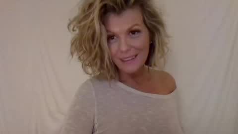 Snapshot of haileys123 chatting on December 2024 04:04:01 AM Hailey online show from December 2024 04:04:01 AM